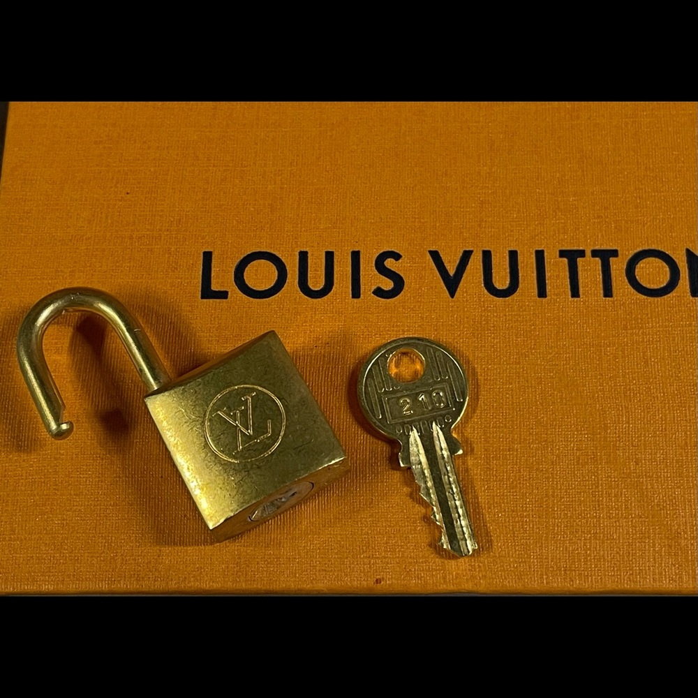 ÉCU Louis Vuitton Solid Brass Padlock and Key. #210